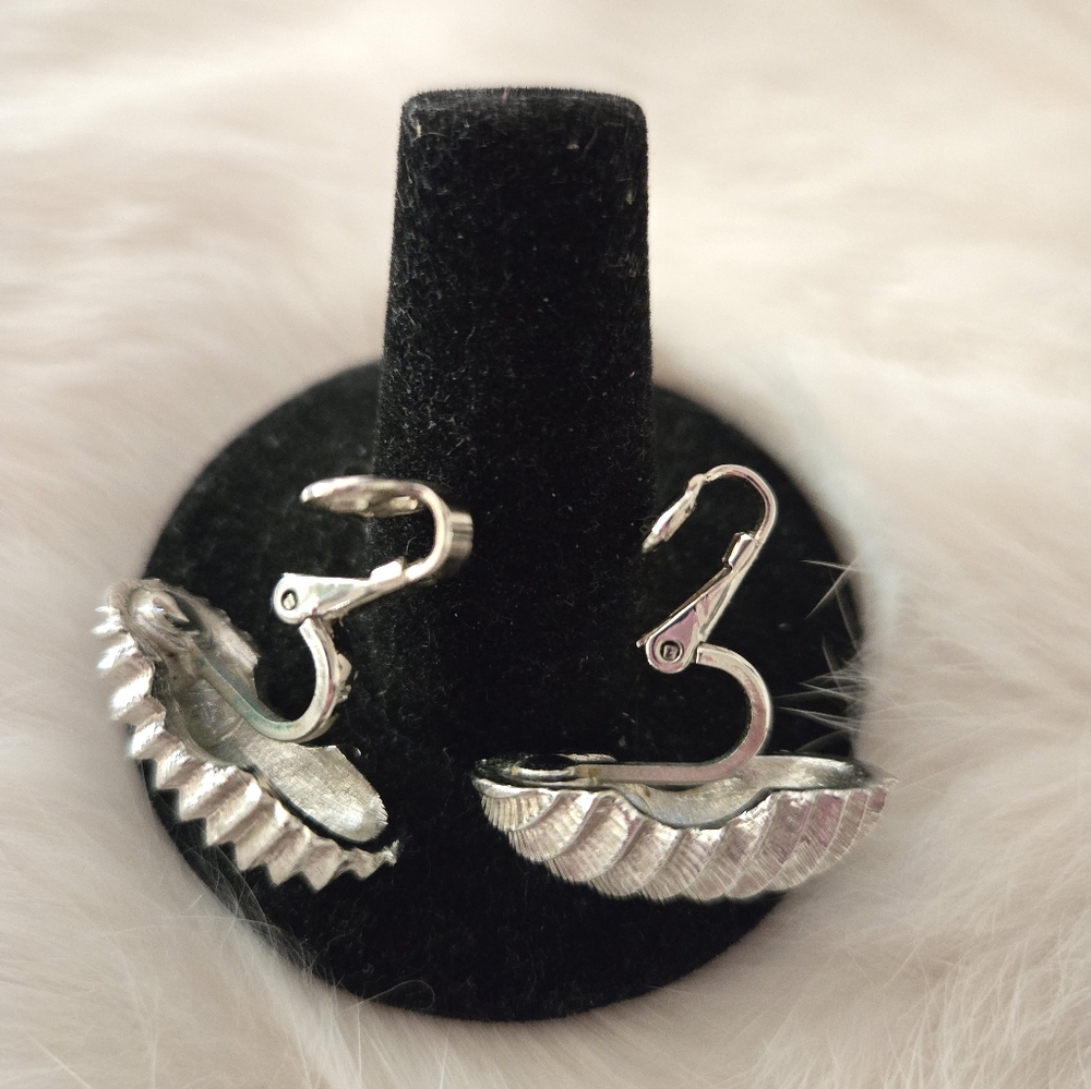 Vintage Signed Trifari 1" Textured Silver Tone Clip Earrings - Picture 4 of 5